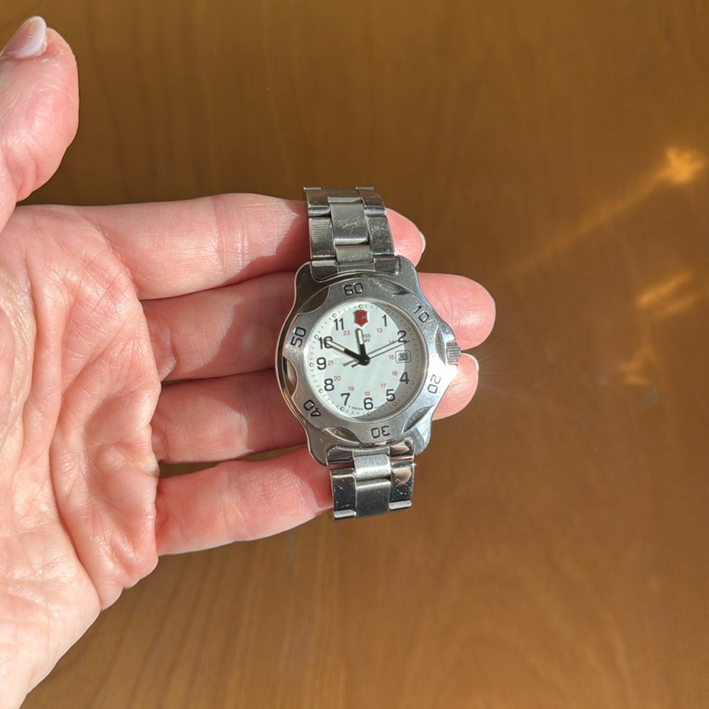 SWISS ARMY brand stainless steel watch ✨
